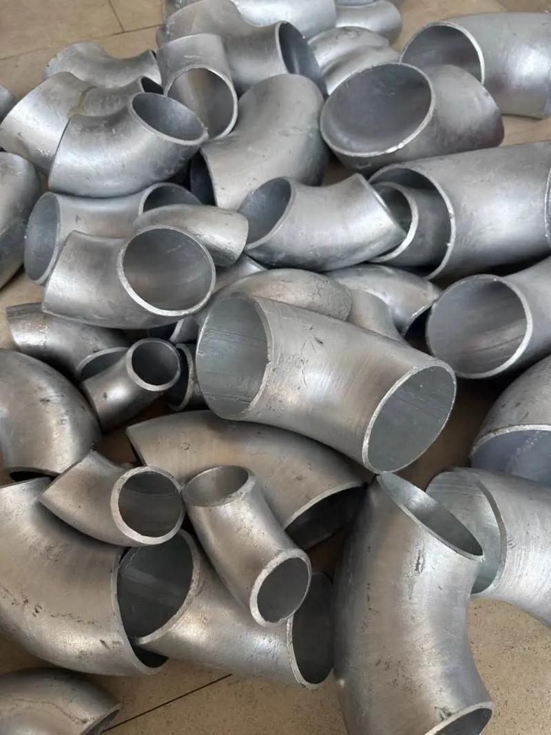 鍍鋅管焊接彎頭護欄的優(yōu)勢與應(yīng)用